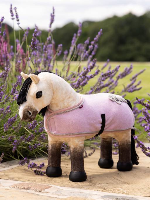 it03298_lifestyle_toyponyrug_pinkquartz_1_1