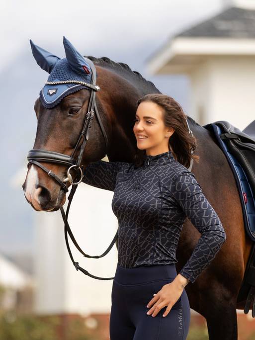 it03836_lifestyle_loireclassicdressagesquare_atlantic_1