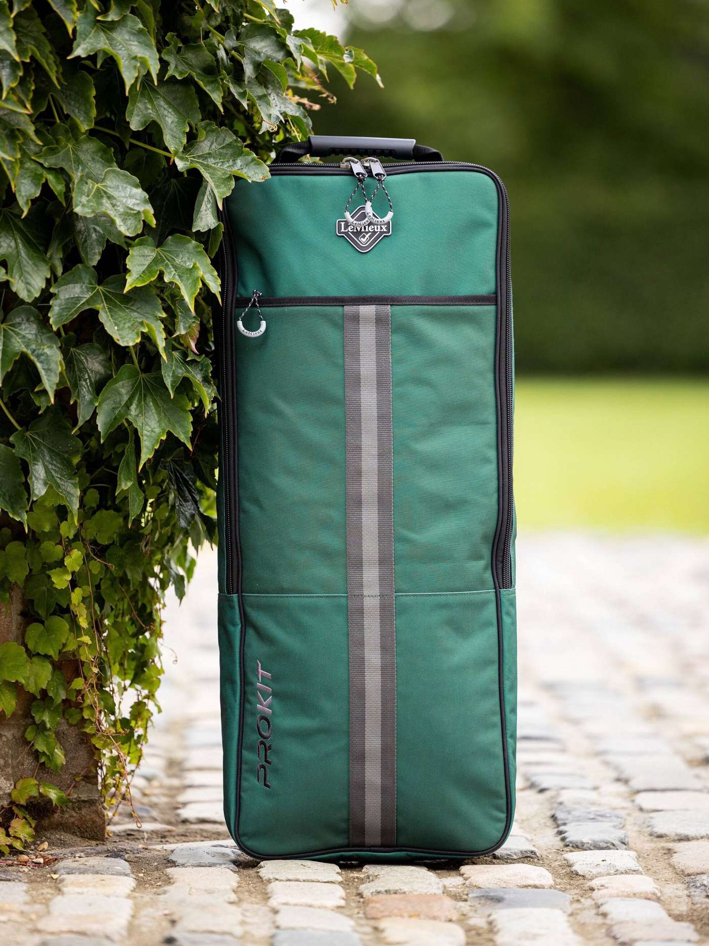 it03470_lifestyle_bridlebag_spruce_1_1