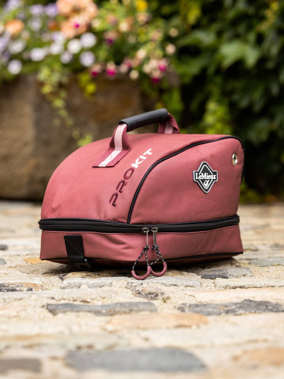 it03472_lifestyle_hatbag_orchid_1_1