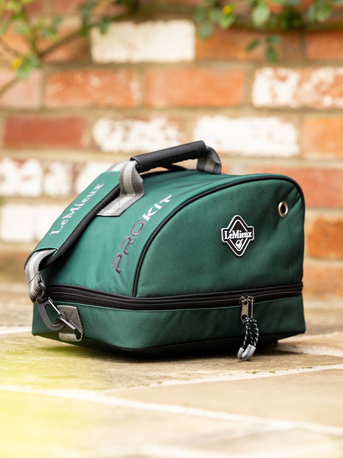 it03473_lifestyle_hatbag_spruce_1