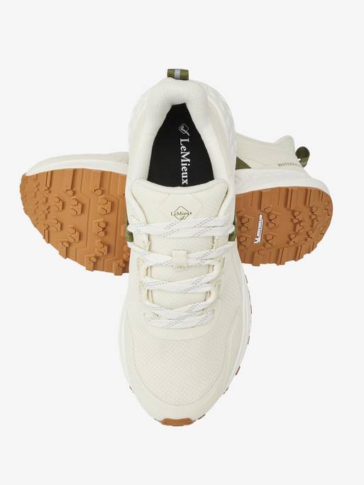 it03810_product_traxwaterprooftrainer_ecru_05