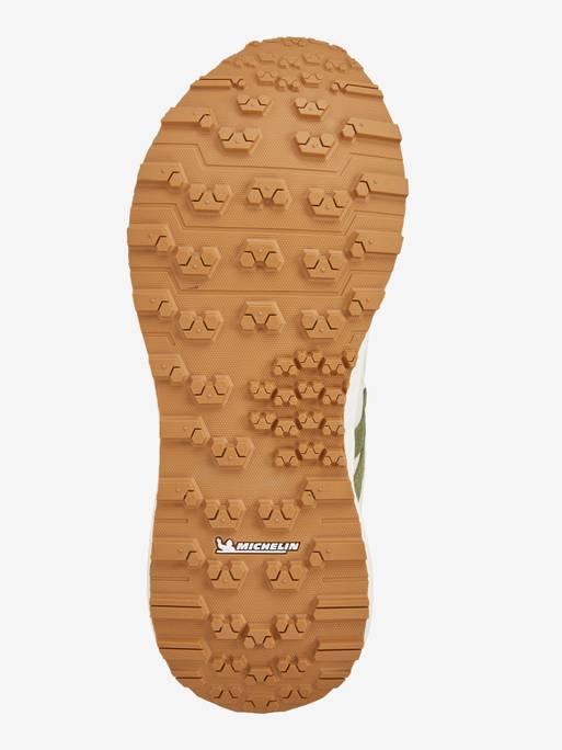 it03810_product_traxwaterprooftrainer_ecru_09