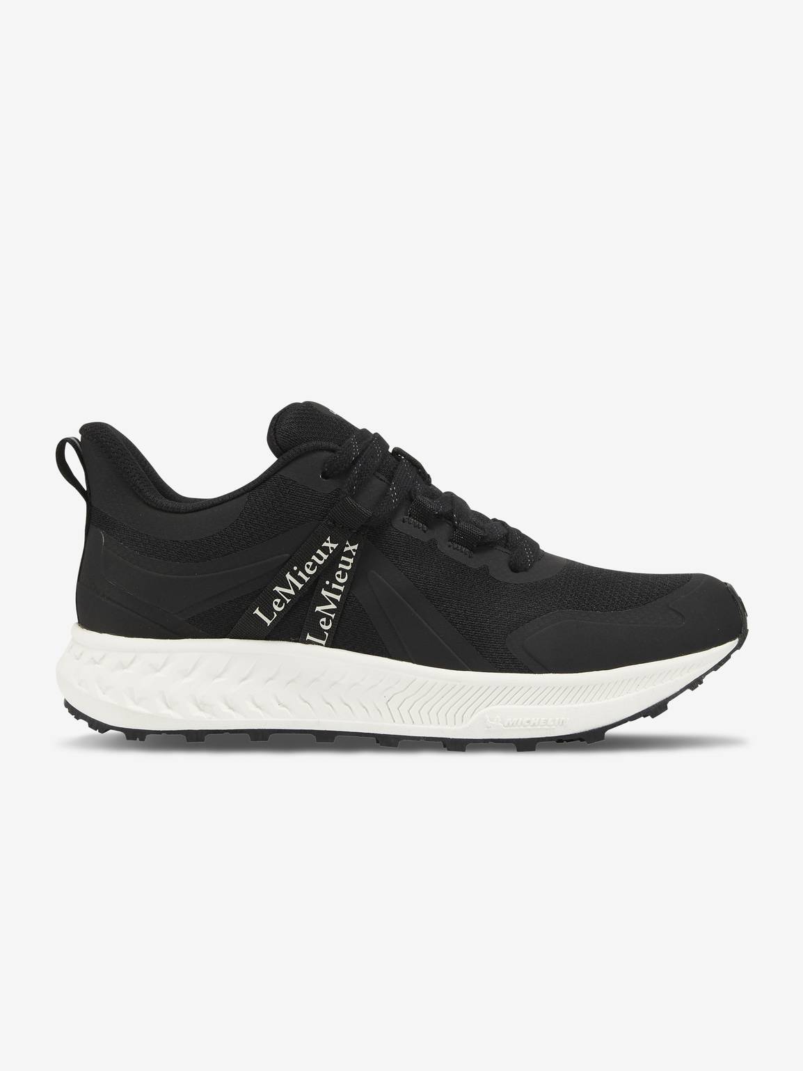 it03811_product_traxwaterprooftrainer_black_01
