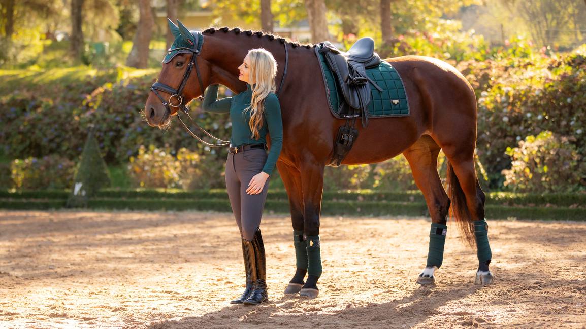 it03276_lifestyle_loireclassicdressagesquare_spruce_10_2