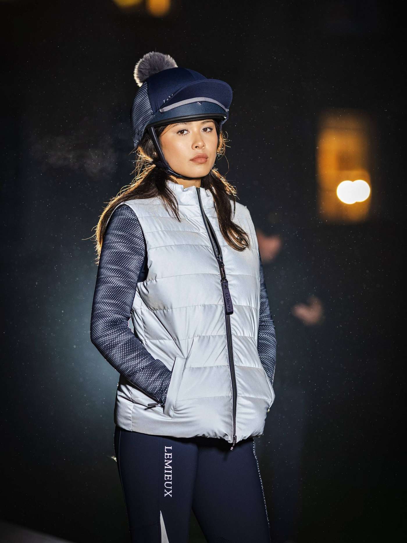 it03476_lifestyle_lucillereflectivegilet_navy_3
