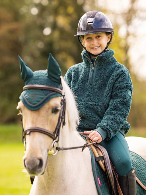 it03662_lifestyle_youngridertiateddyfleece_spruce_2_copy