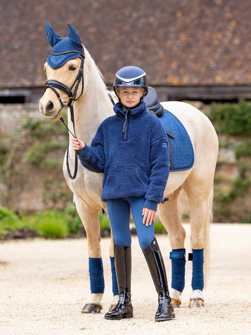 it03663_lifestyle_youngridertiateddyfleece_atlantic_1-pt
