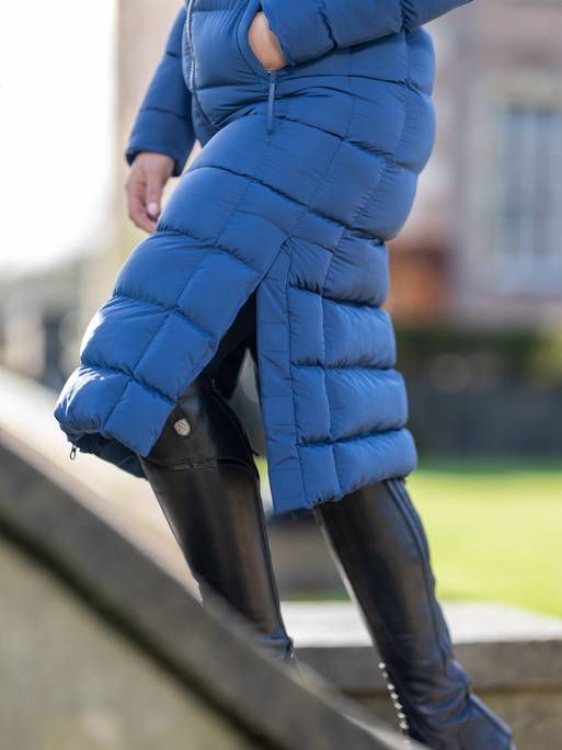 it03566_lifestyle_harperlonglinepuffercoat_atlantic_4