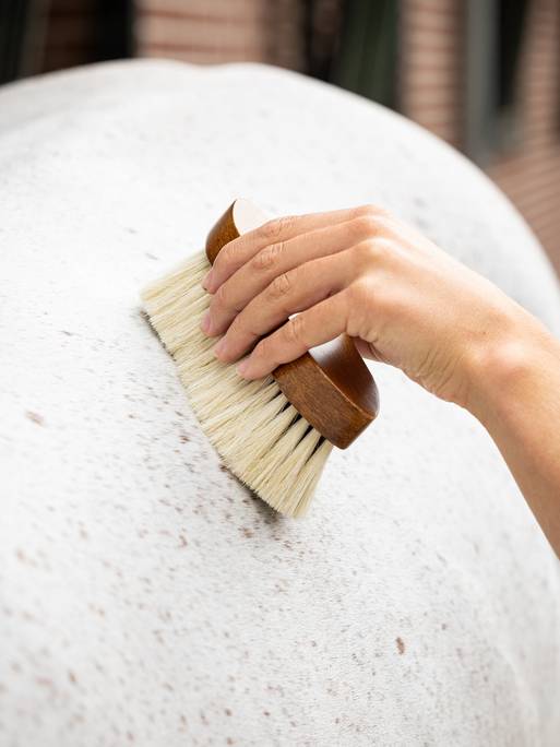 it03800_lifestyle_deepcleaningdandybrush_brown_3