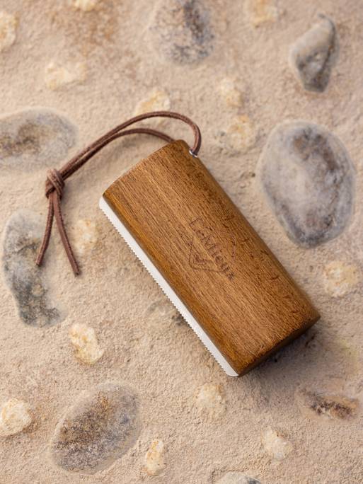 it03802_lifestyle_artisansheddingcomb_brown_1_copy_1