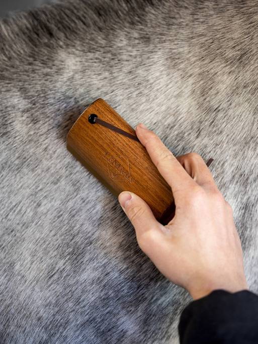 it03802_lifestyle_artisansheddingcomb_brown_2_1