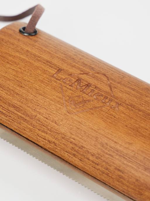 it03802_studio_artisansheddingcomb_brown_1