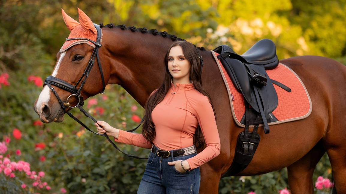it04085_lifestyle_suededressagesquare_apricot_9