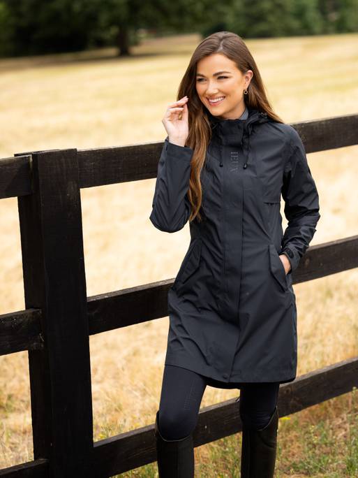 it04073_lifestyle_gracelongrainjacket_navy_7