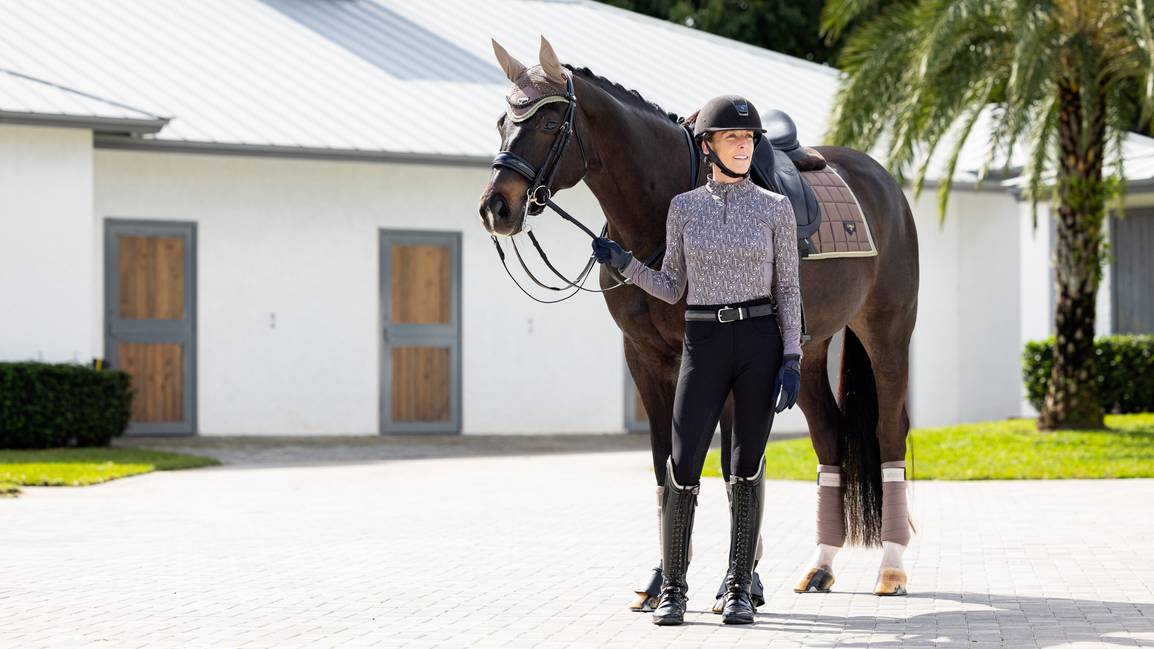 it04641_lifestyle_merinoloireclassicdressagesquare_walnut_2