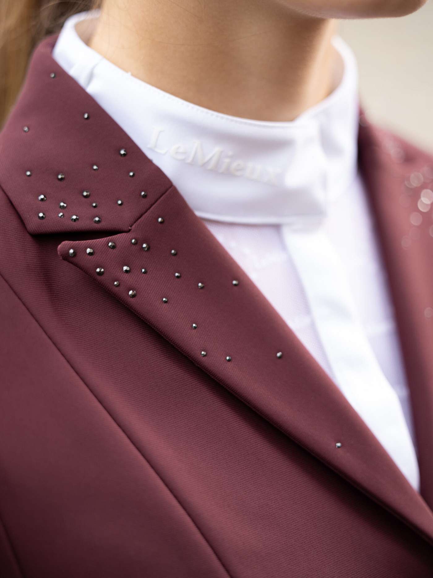 IT05628_lifestyle_juniorproshowjacket_burgundy_8
