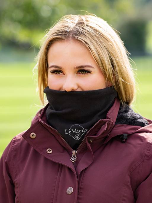it03517_lifestyle_stretchsnood_black_1_copy