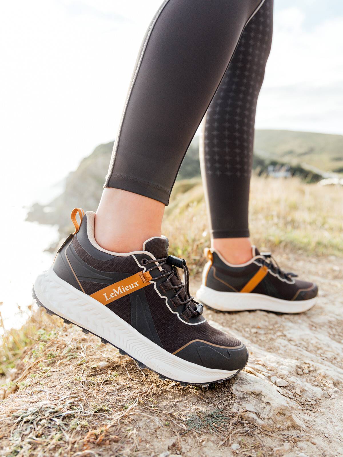it05393_lifestyle_trax2waterprooftrainer_cinder_4