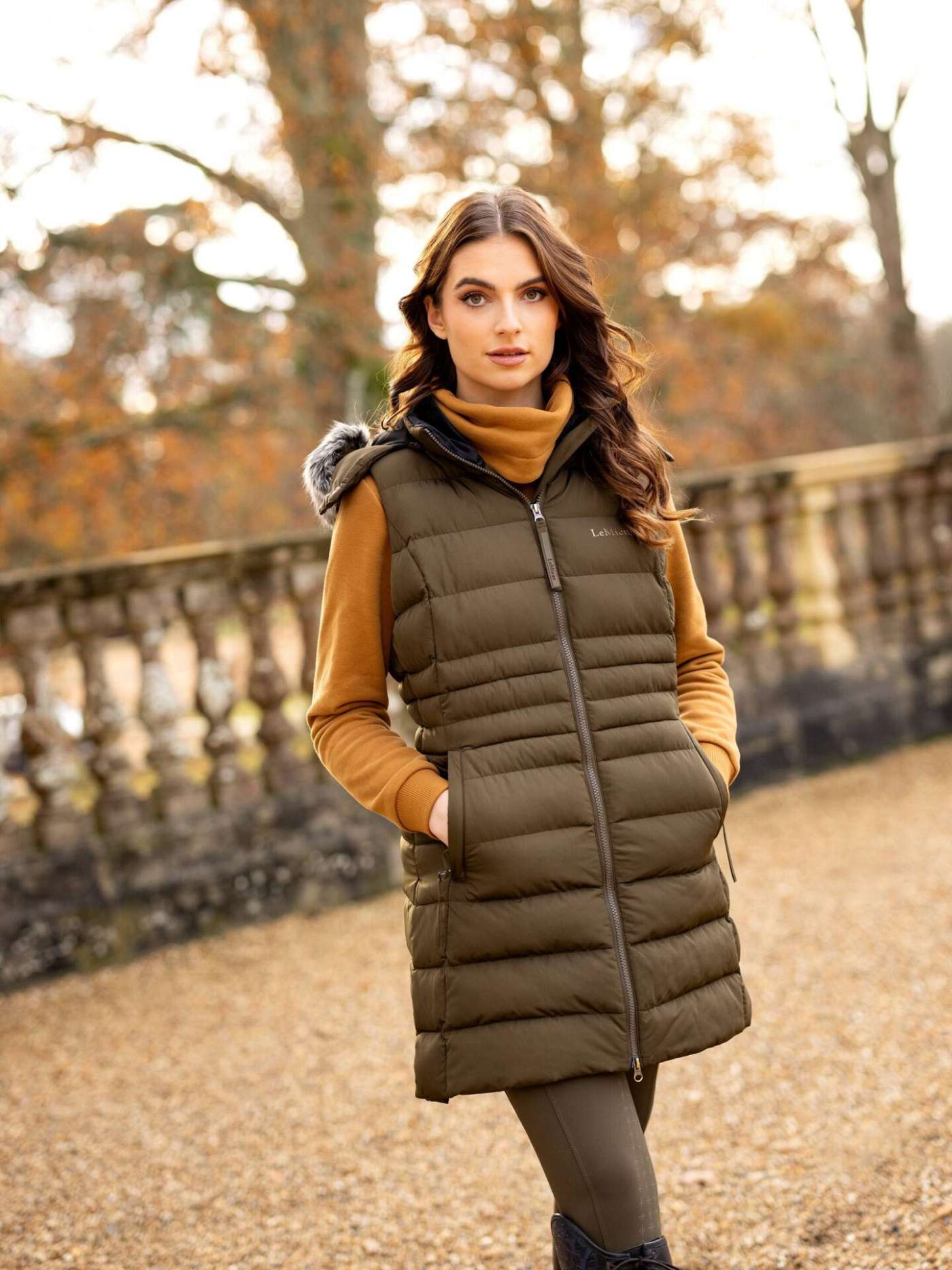 it05335_lifestyle_harperlonglinepuffergilet_alpine_14